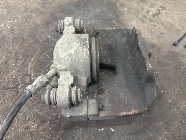 bontott AUDI A5 Jobb első Féknyereg Munkahengerrel