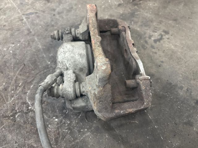 bontott AUDI A5 Jobb első Féknyereg Munkahengerrel