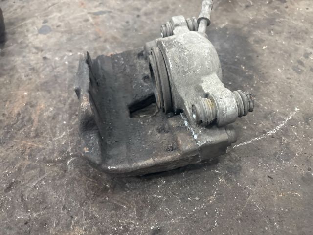 bontott AUDI A5 Jobb első Féknyereg Munkahengerrel