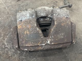 bontott AUDI A5 Jobb első Féknyereg Munkahengerrel