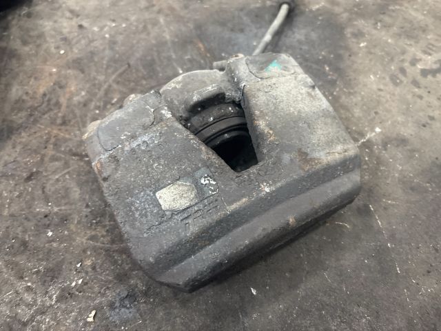 bontott AUDI A5 Jobb első Féknyereg Munkahengerrel