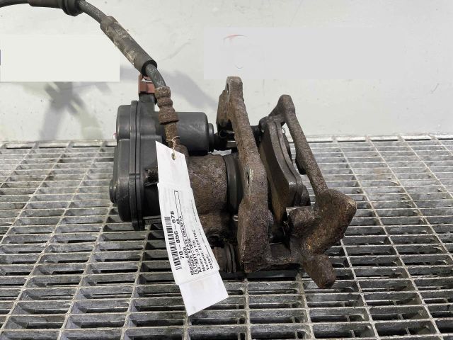 bontott AUDI A5 Jobb hátsó Féknyereg Munkahengerrel