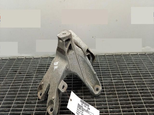 bontott AUDI A5 Motor Tartó Bak Jobb