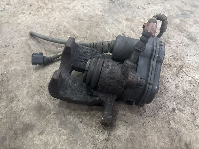 bontott AUDI A5 Bal hátsó Féknyereg Munkahengerrel