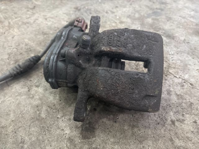 bontott AUDI A5 Bal hátsó Féknyereg Munkahengerrel