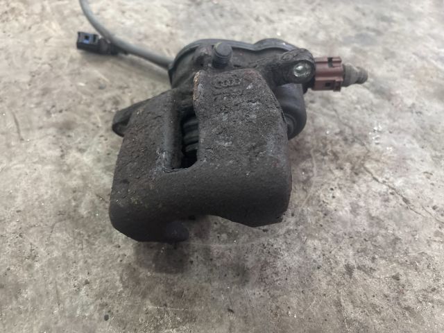 bontott AUDI A5 Bal hátsó Féknyereg Munkahengerrel