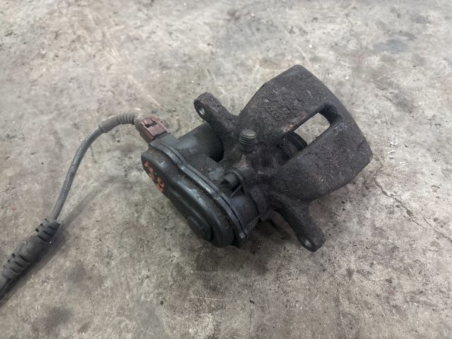 bontott AUDI A5 Bal hátsó Féknyereg Munkahengerrel