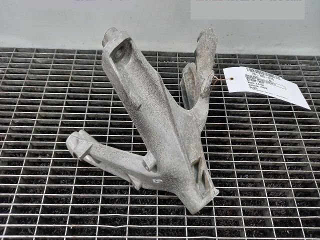 bontott AUDI A5 Motor Tartó Bak Jobb