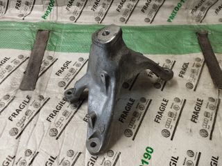 bontott AUDI A5 Motor Tartó Bak Jobb