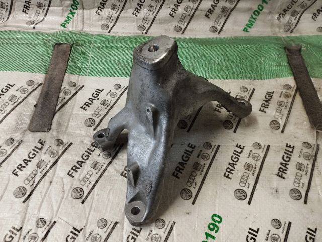 bontott AUDI A5 Motor Tartó Bak Jobb