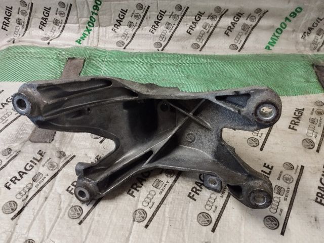 bontott AUDI A5 Motor Tartó Bak Jobb