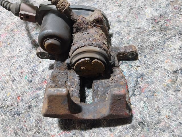 bontott AUDI A5 Bal hátsó Féknyereg Munkahengerrel