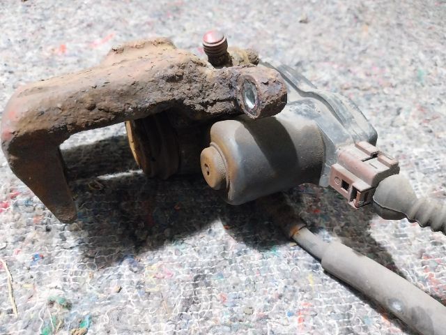 bontott AUDI A5 Bal hátsó Féknyereg Munkahengerrel