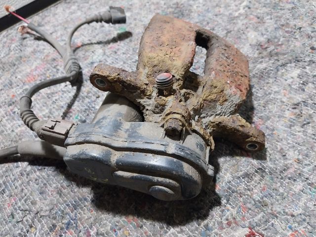 bontott AUDI A5 Bal hátsó Féknyereg Munkahengerrel