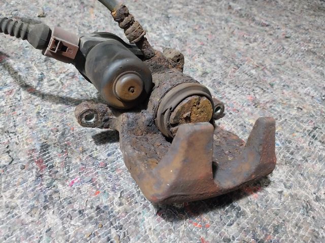 bontott AUDI A5 Bal hátsó Féknyereg Munkahengerrel