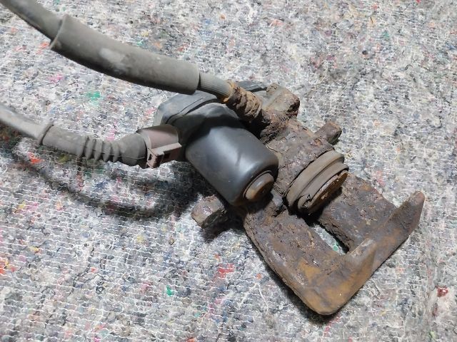 bontott AUDI A5 Bal hátsó Féknyereg Munkahengerrel