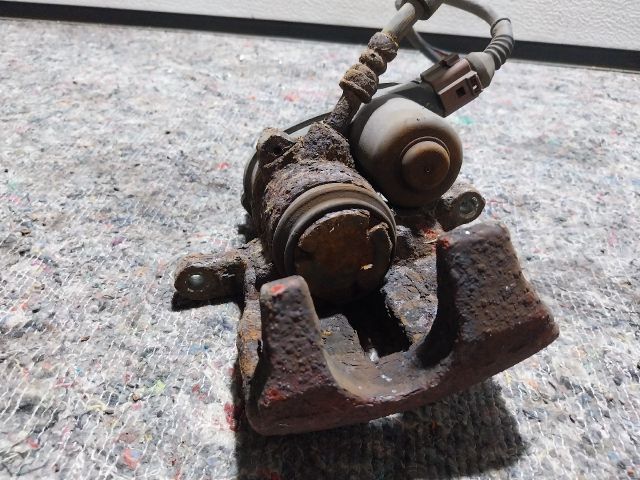 bontott AUDI A5 Jobb hátsó Féknyereg Munkahengerrel