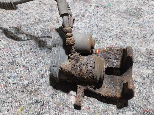 bontott AUDI A5 Jobb hátsó Féknyereg Munkahengerrel