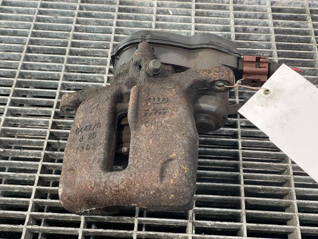 bontott AUDI A5 Bal hátsó Féknyereg Munkahengerrel