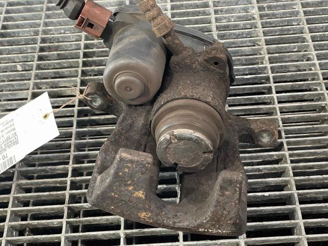 bontott AUDI A5 Bal hátsó Féknyereg Munkahengerrel