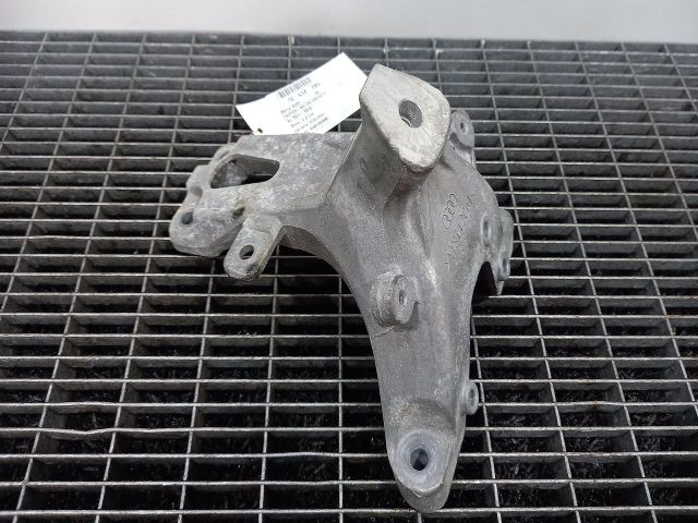 bontott AUDI A5 Motor Tartó Bak Jobb
