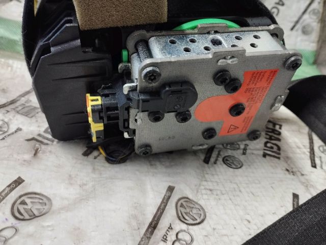 bontott AUDI A5 Bal első Biztonsági Öv