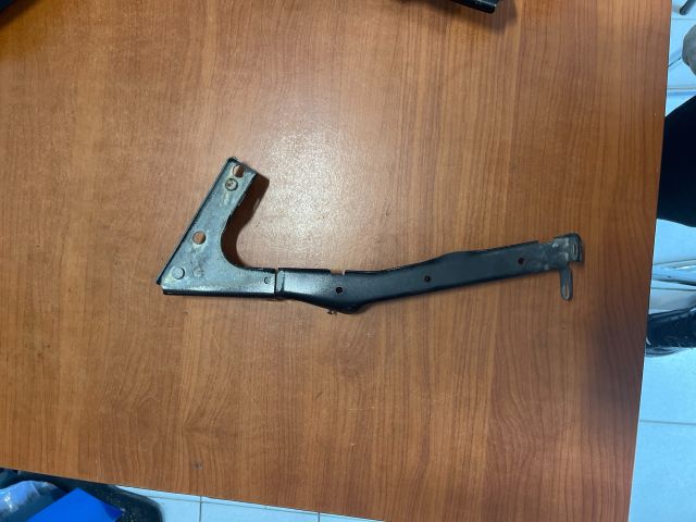 bontott AUDI A5 Bal Sárvédő Oldaltartó