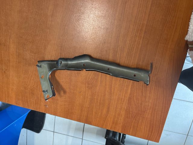 bontott AUDI A5 Bal Sárvédő Oldaltartó