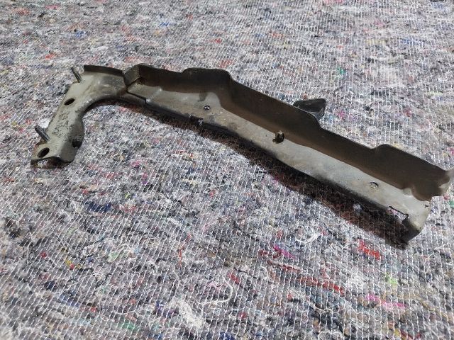 bontott AUDI A5 Bal Sárvédő Oldaltartó