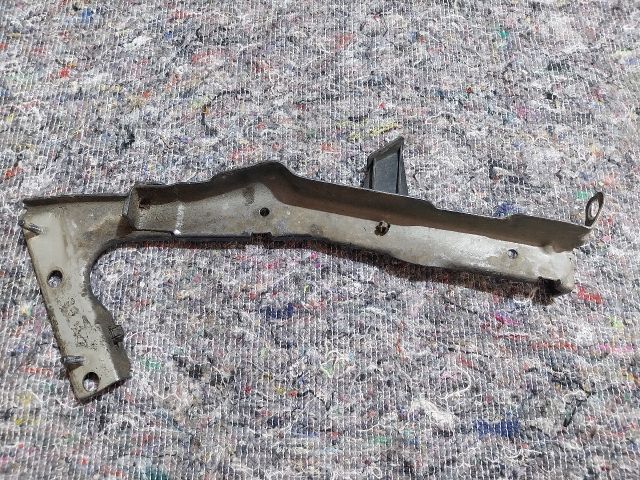 bontott AUDI A5 Bal Sárvédő Oldaltartó