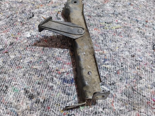 bontott AUDI A5 Bal Sárvédő Oldaltartó