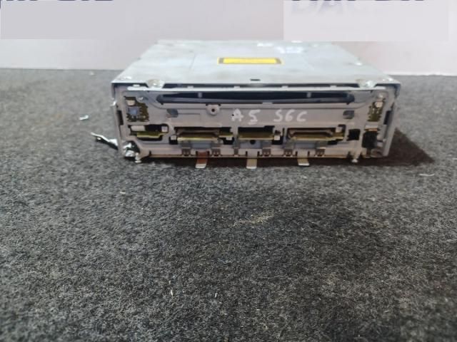 bontott AUDI A5 CD / DVD Tár