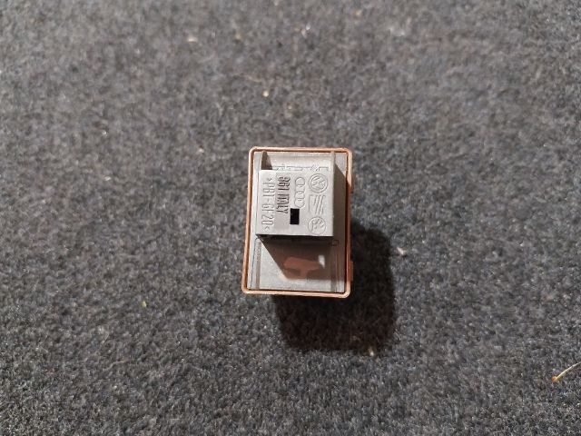 bontott AUDI A5 Csomagtér Nyitó Kar / Gomb