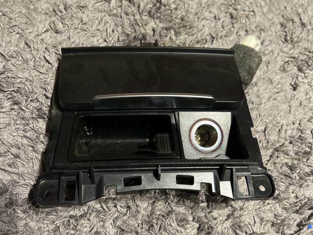 bontott AUDI A5 Első Hamutartó