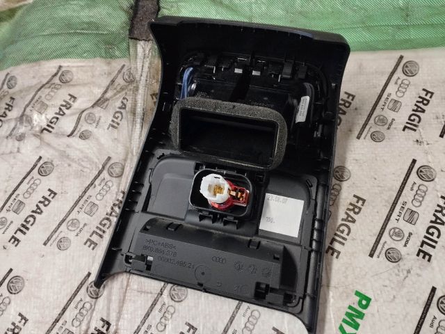 bontott AUDI A5 Hátsó középső Szellőző