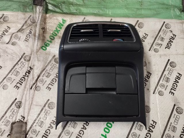 bontott AUDI A5 Hátsó középső Szellőző