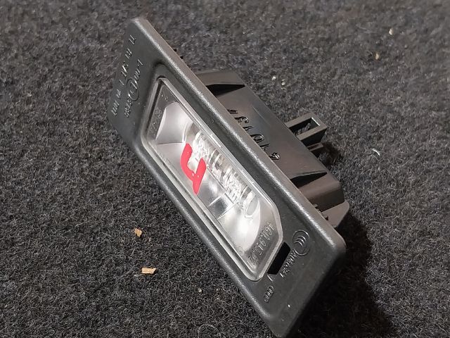 bontott AUDI A5 Hátsó Rendszámtábla Világítás