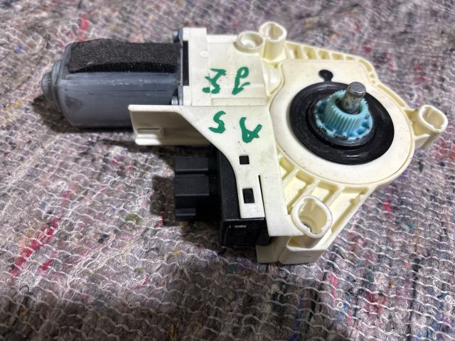 bontott AUDI A5 Jobb első Ablakemelő Motor