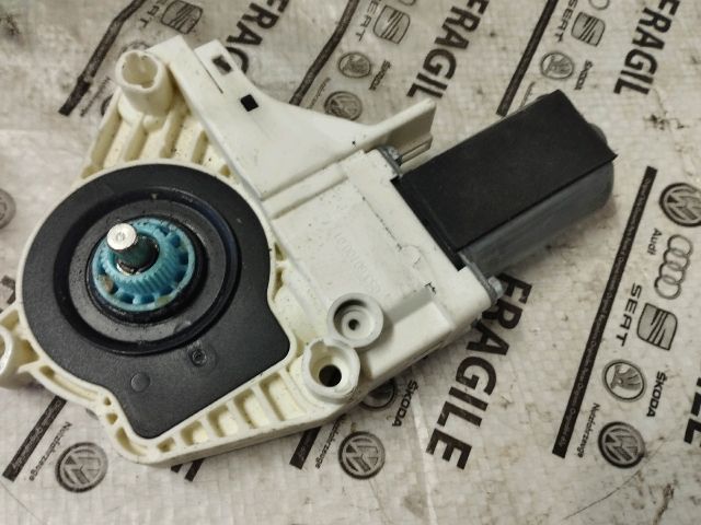 bontott AUDI A5 Jobb első Ablakemelő Motor