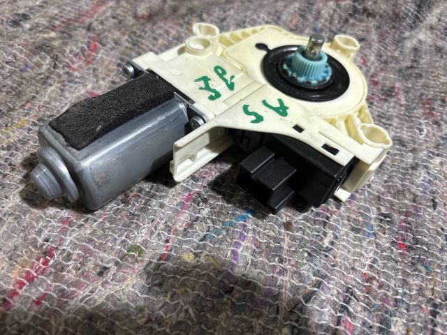 bontott AUDI A5 Jobb első Ablakemelő Motor