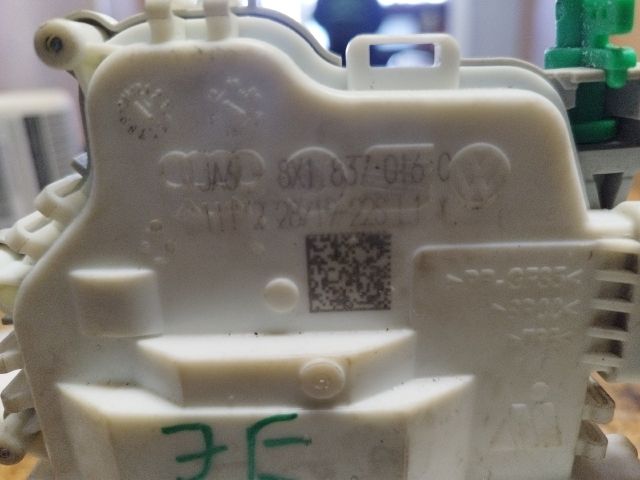 bontott AUDI A5 Jobb első Ajtózár