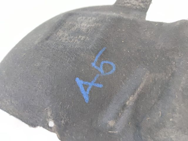 bontott AUDI A5 Jobb első Dobbetét (Kerékjárati, Műanyag)