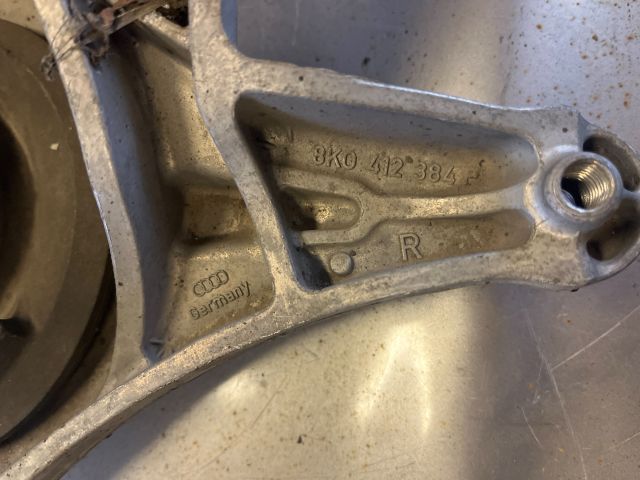 bontott AUDI A5 Jobb első Felső Rugótányér