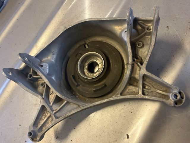 bontott AUDI A5 Jobb első Felső Rugótányér