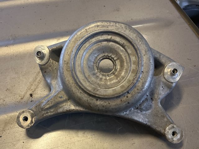 bontott AUDI A5 Jobb első Felső Rugótányér