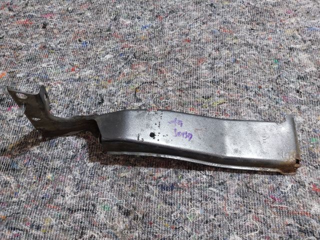 bontott AUDI A5 Jobb Sárvédő Oldaltartó