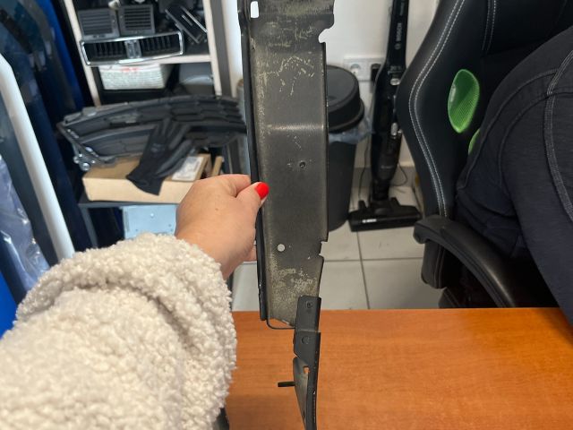 bontott AUDI A5 Jobb Sárvédő Oldaltartó