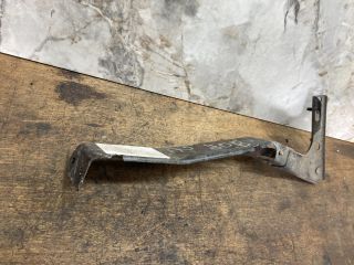 bontott AUDI A5 Jobb Sárvédő Oldaltartó