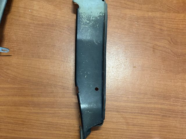 bontott AUDI A5 Jobb Sárvédő Oldaltartó