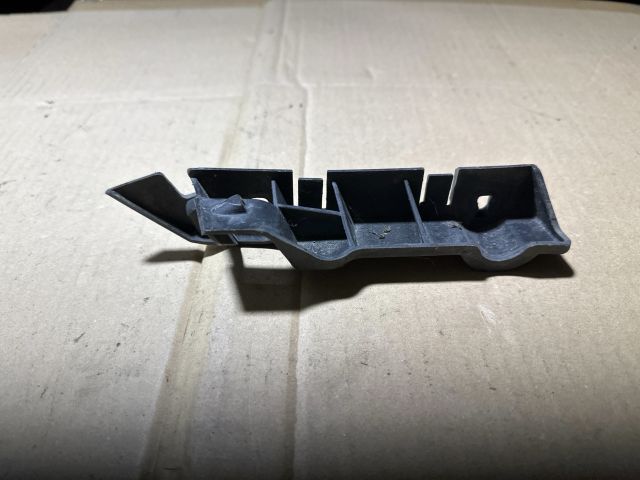 bontott AUDI A5 Jobb Sárvédő Oldaltartó